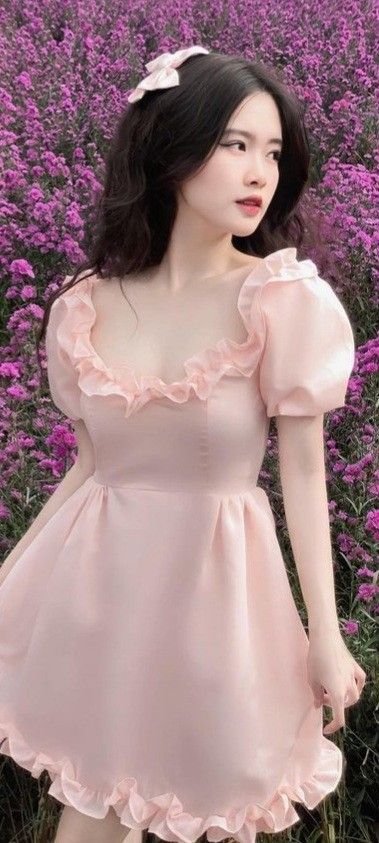 Cô gái đẹp mặc váy hồng giữa cánh đồng hoa tím