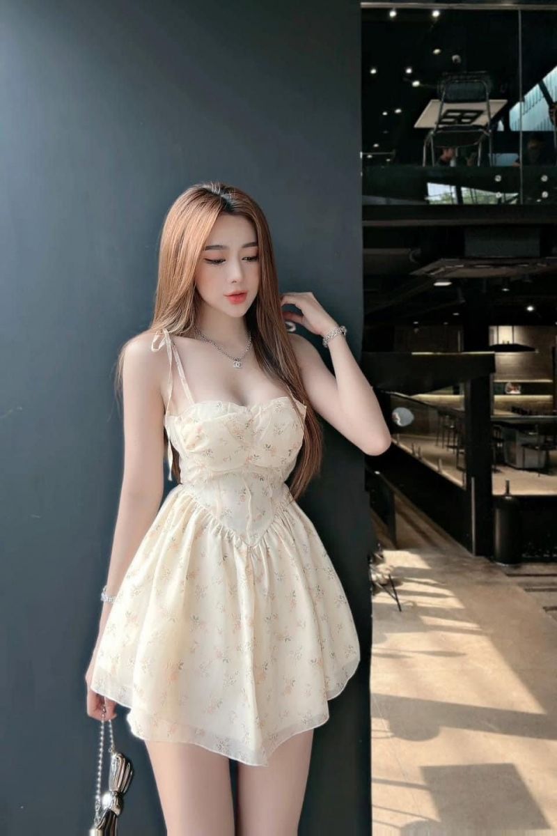 Cô gái đẹp mặc váy màu vàng họa tiết hiện đại