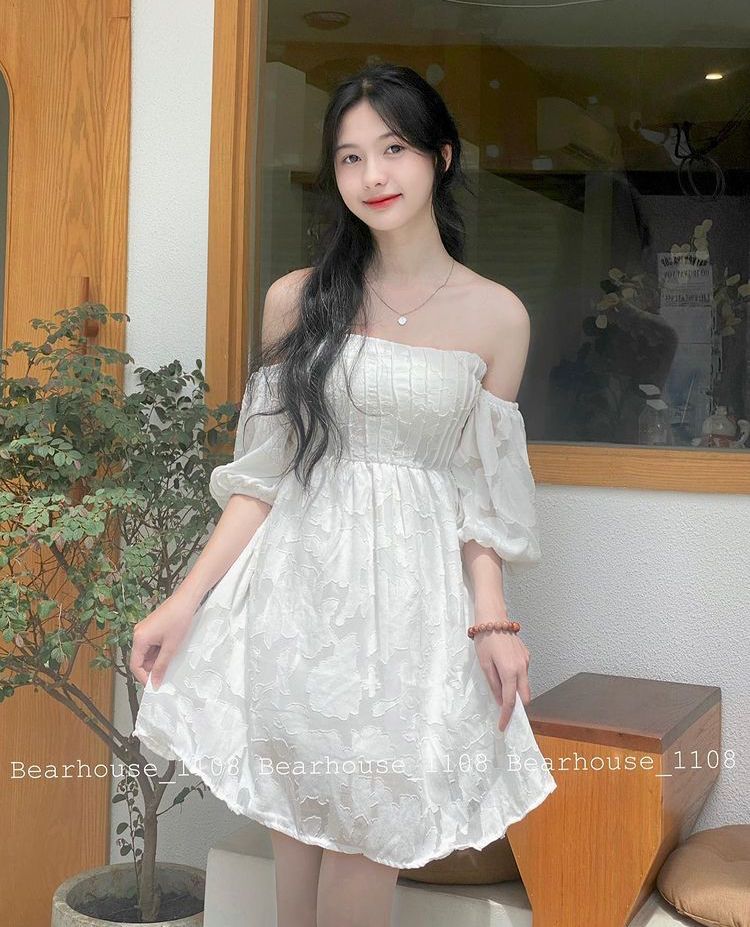 Cô gái đẹp mặc váy trắng tự tin trong không gian sống động