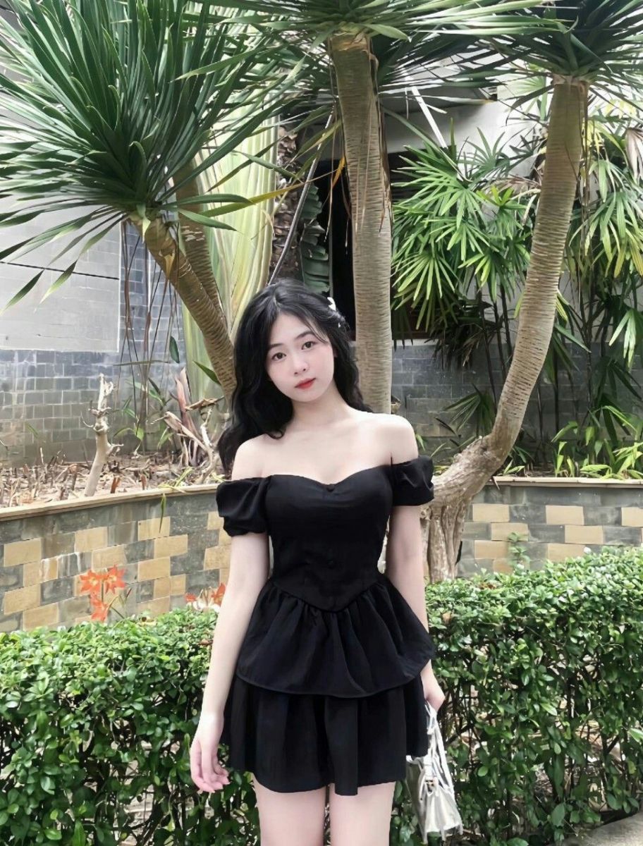 Cô gái đẹp trong trang phục nổi bật giữa khu vườn xanh mát