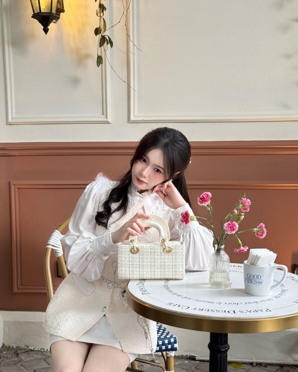 Cô gái mặc áo blouse trắng và váy ngắn xinh đẹp