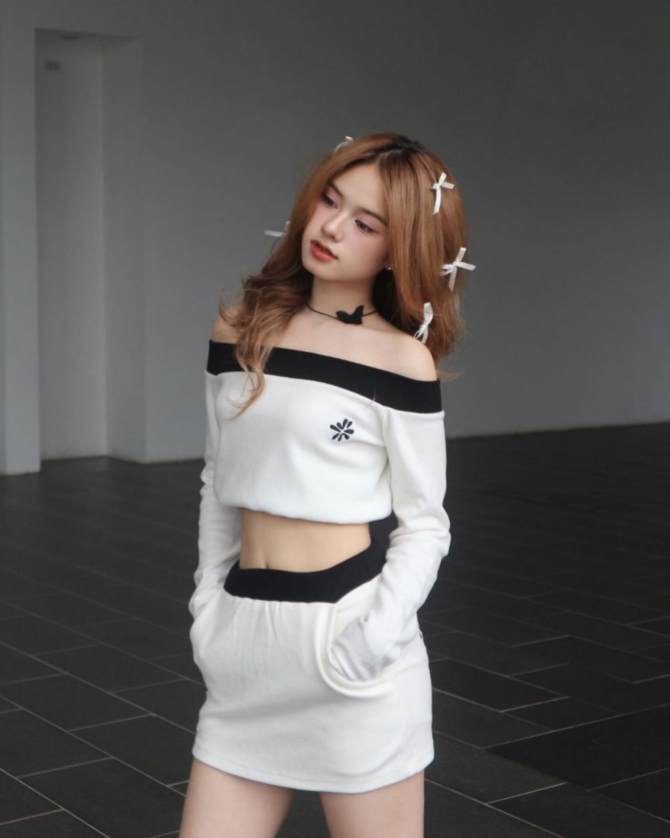 Cô gái mặc áo crop top và chân váy ngắn trắng thật phong cách