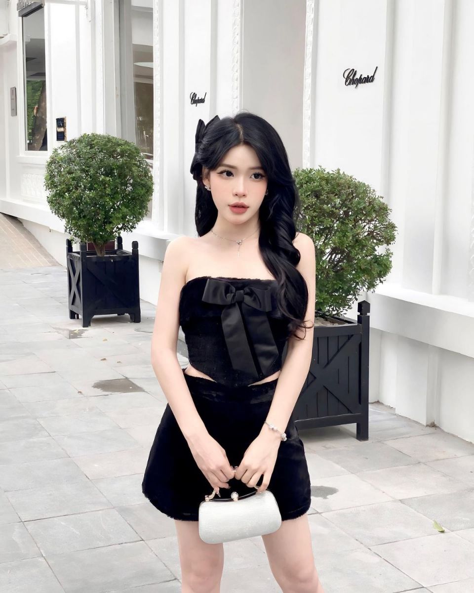 Cô gái mặc áo cúp ngực đen và chân váy ngắn đẹp mắt