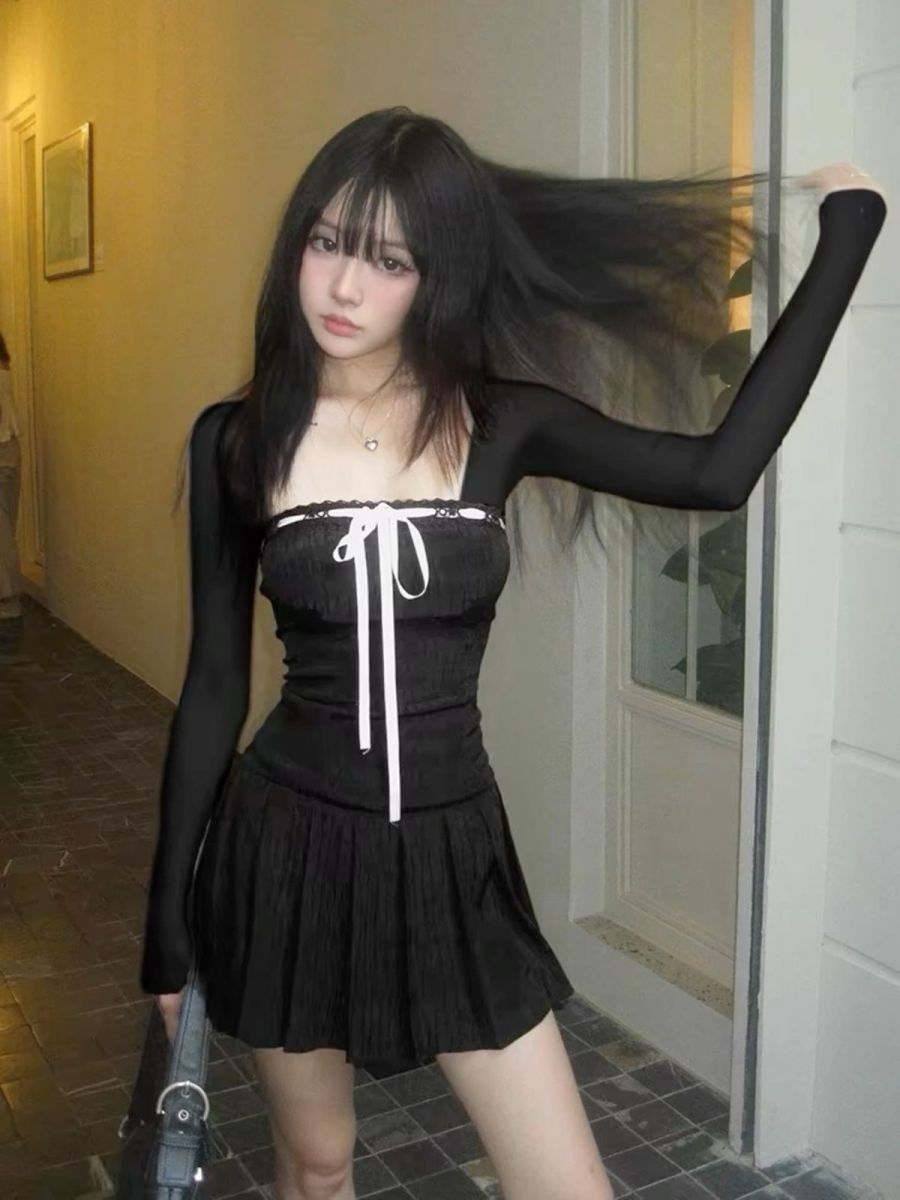 Cô gái mặc áo đen và chân váy xòe đầy cuốn hút