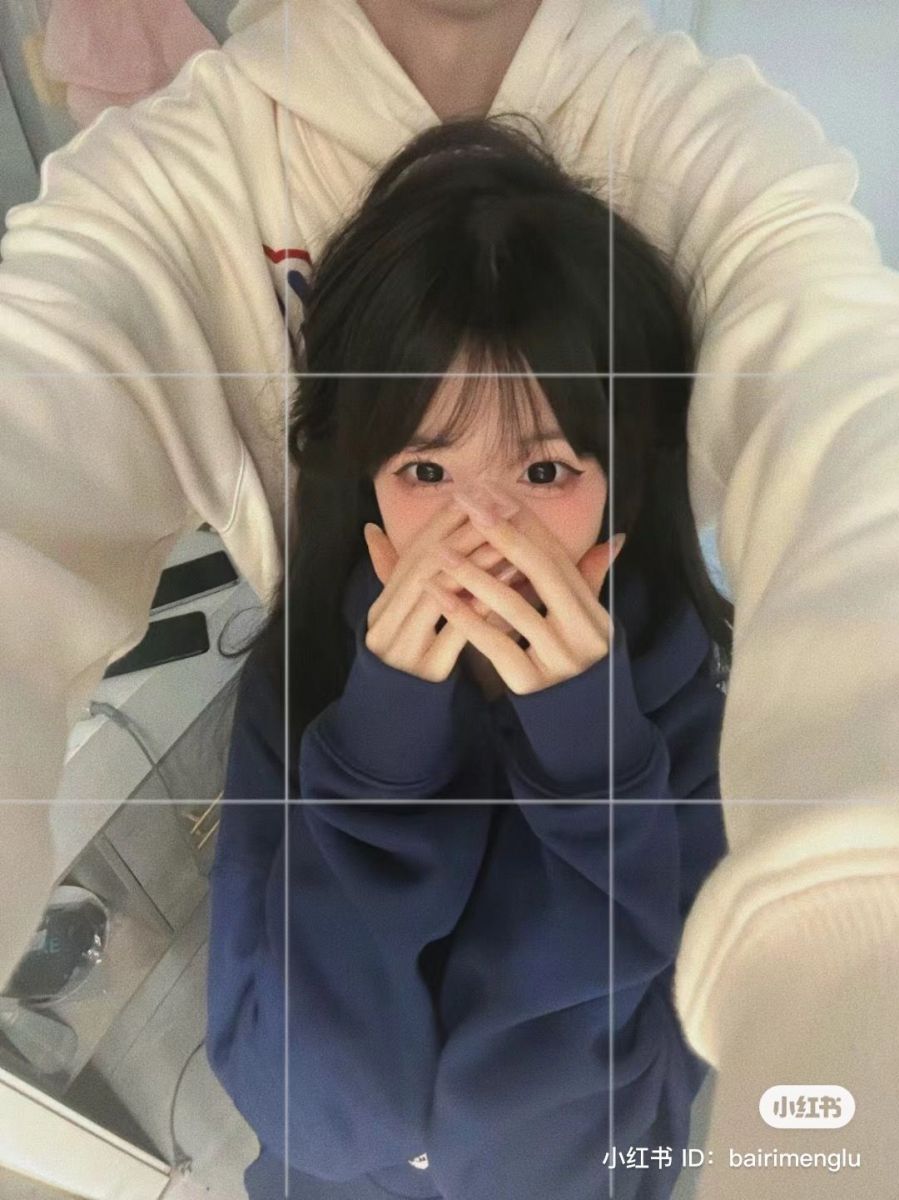 Cô gái mặc áo hoodie xanh chụp ảnh selfie trong nhà