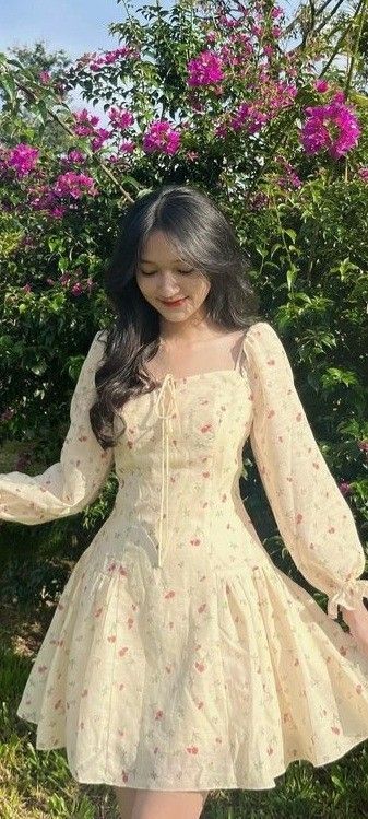 Cô gái mặc đầm hoa màu vàng giữa khu vườn rực rỡ