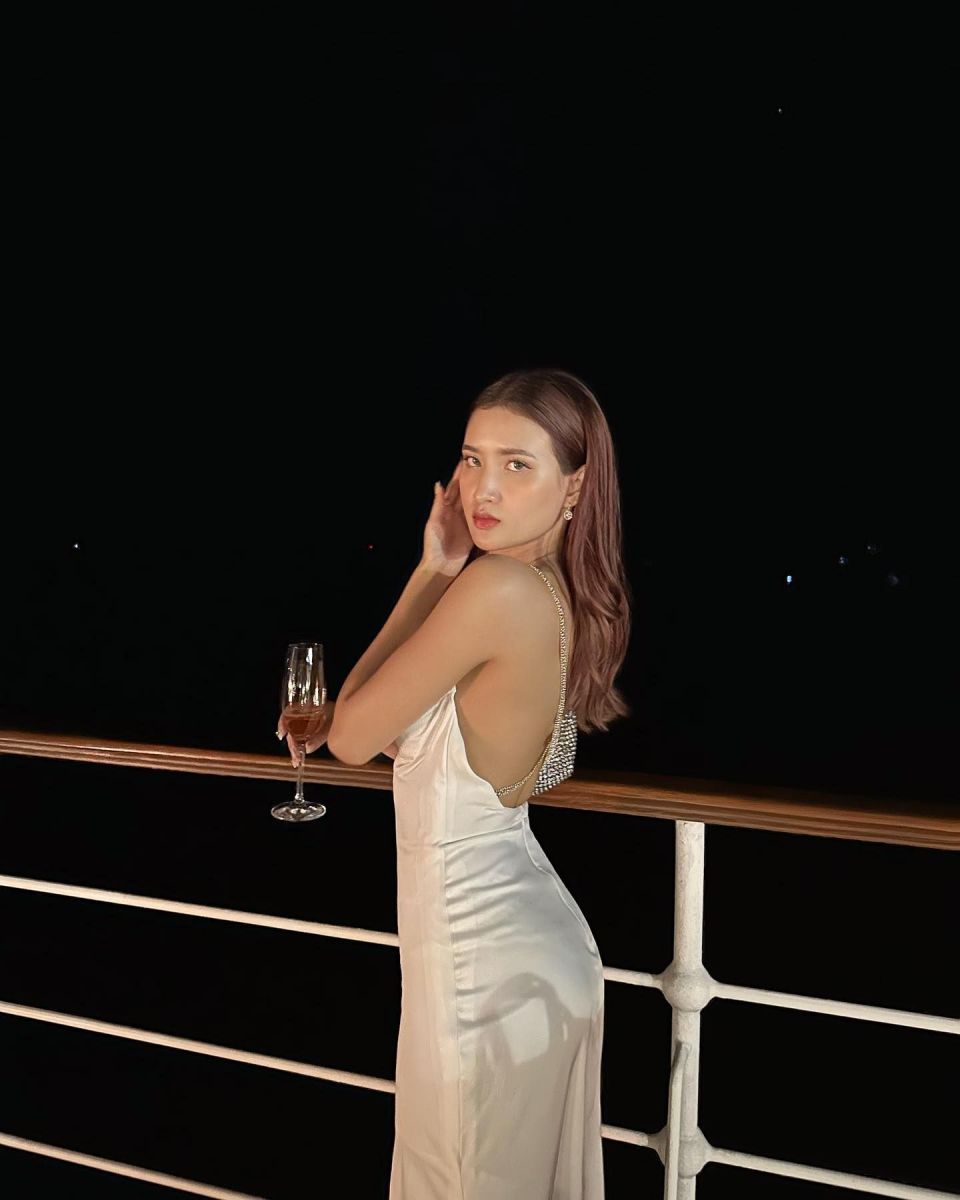 Cô gái mặc đầm trắng dài trên boong tàu