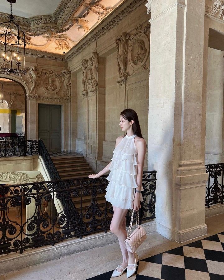 Cô gái mặc đầm trắng nhiều tầng giữa không gian cổ điển