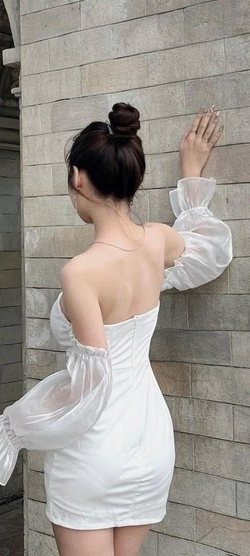 Cô gái mặc đầm trắng quyến rũ trong không gian hiện đại
