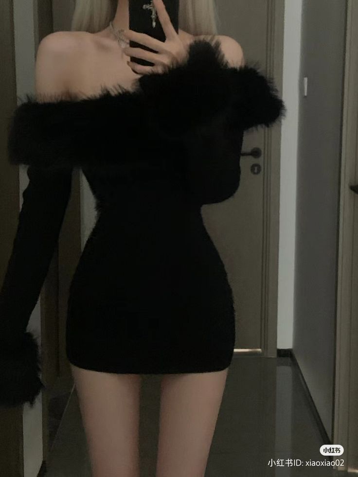 Cô gái mặc váy ngắn màu đen tự tin chụp selfie trong căn phòng hiện đại