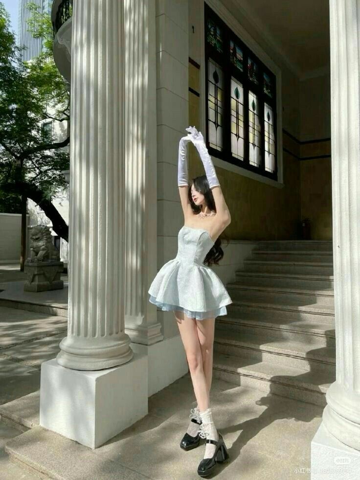 Cô gái mặc váy ngắn màu trắng giữa khung cảnh cổ điển
