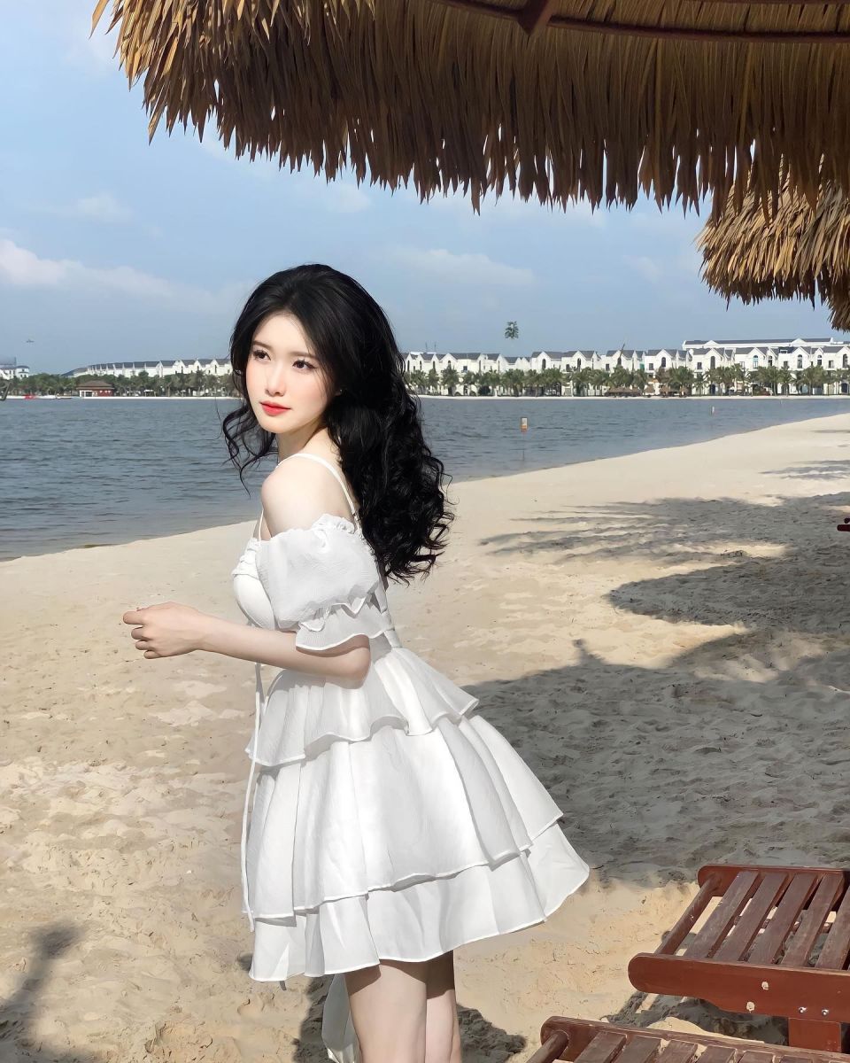 Cô gái mặc váy trắng tươi tắn bên bờ sông