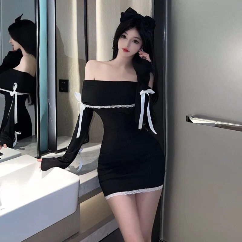 Cô gái quyến rũ trong đầm đen bên gương phòng tắm