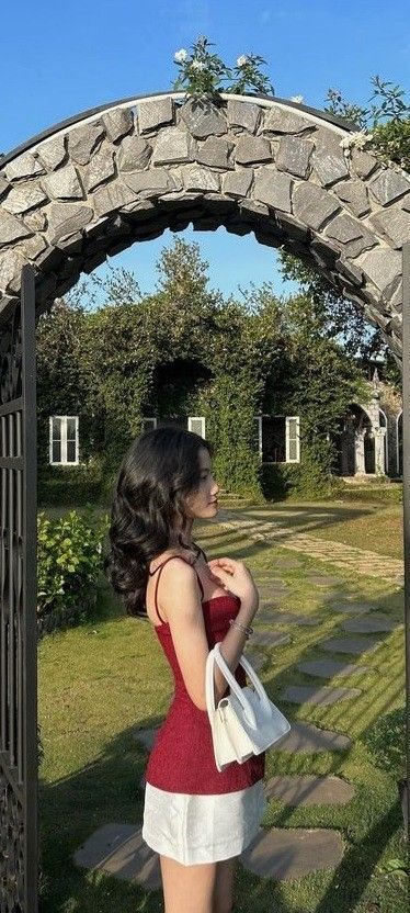 Cô gái quyến rũ trong trang phục nổi bật giữa khu vườn