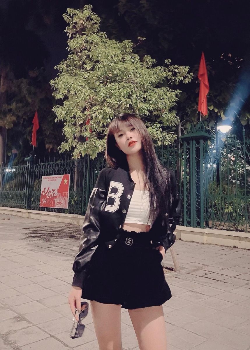 Cô gái trẻ diện áo khoác đen và áo crop top trắng