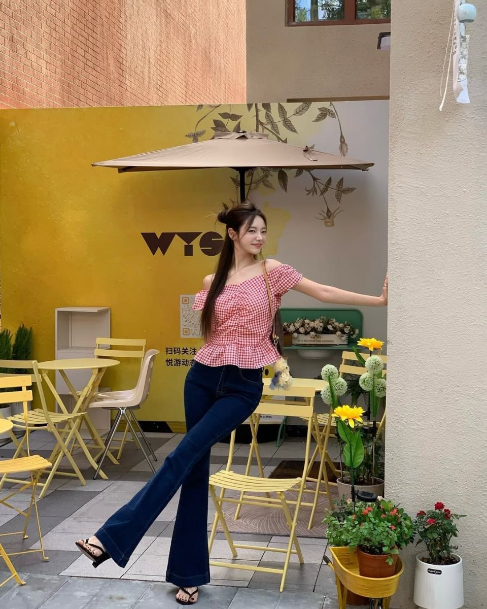 Cô gái trẻ diện áo peplum và quần jeans ống loe