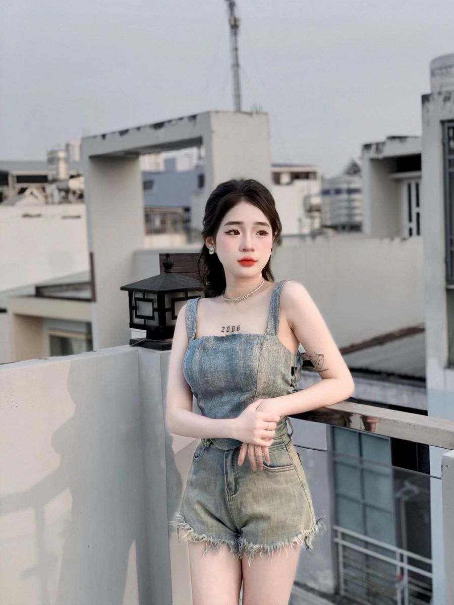 Cô gái trẻ mặc áo ba lô denim và quần shorts ngắn