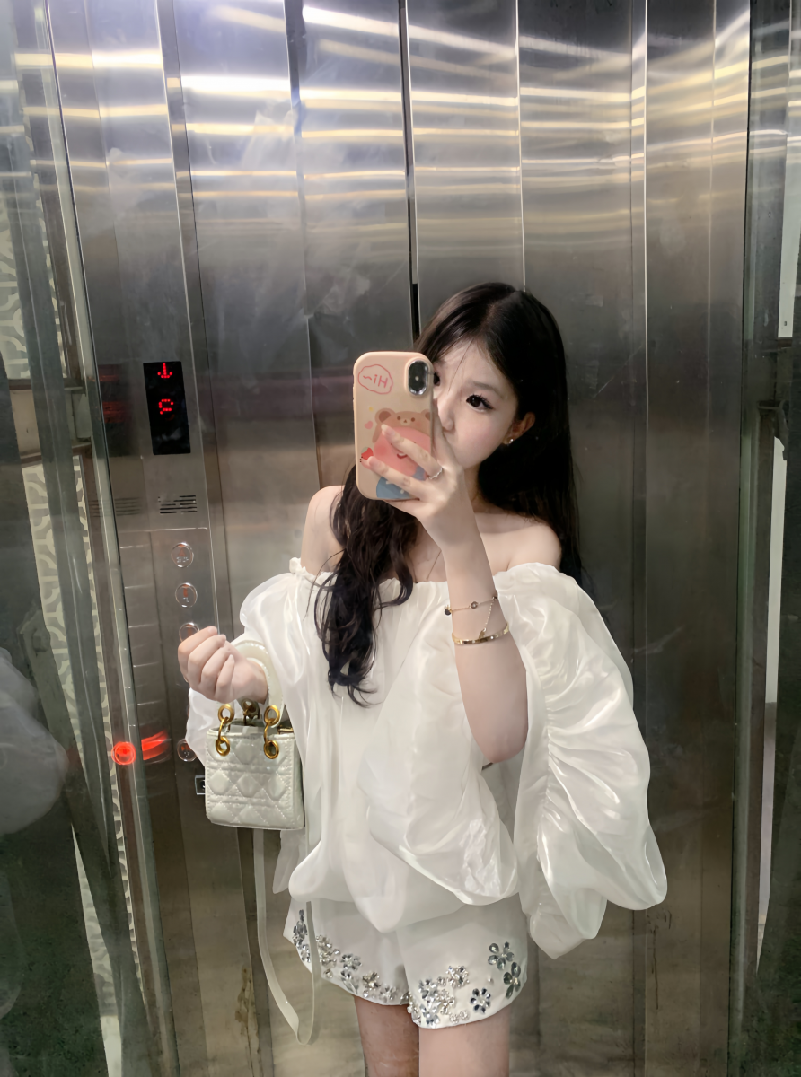 Cô gái trẻ mặc áo blouse trắng và chân váy ngắn xinh xắn