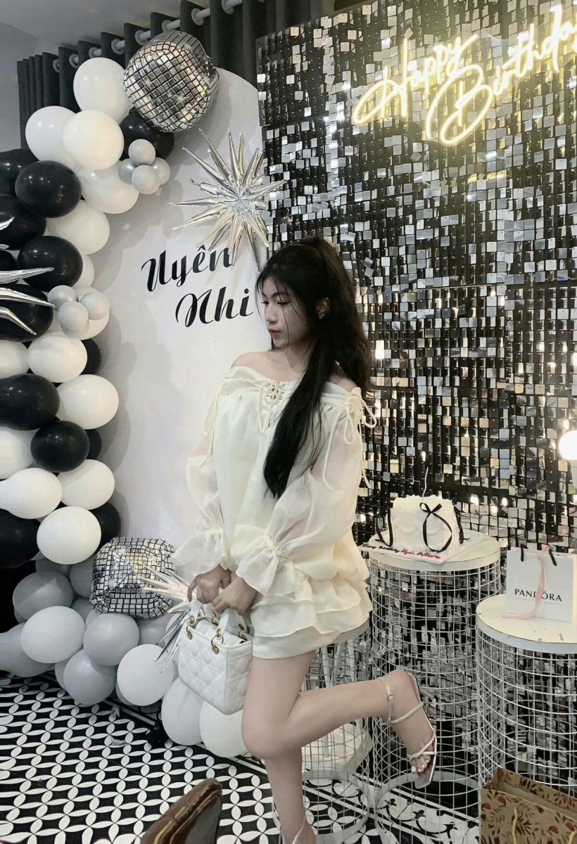 Cô gái trẻ mặc áo blouse trắng và quần short vui vẻ
