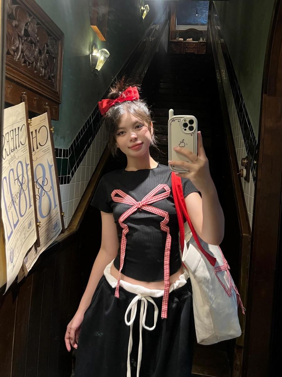 Cô gái trẻ mặc áo crop top màu đen đầy tự tin