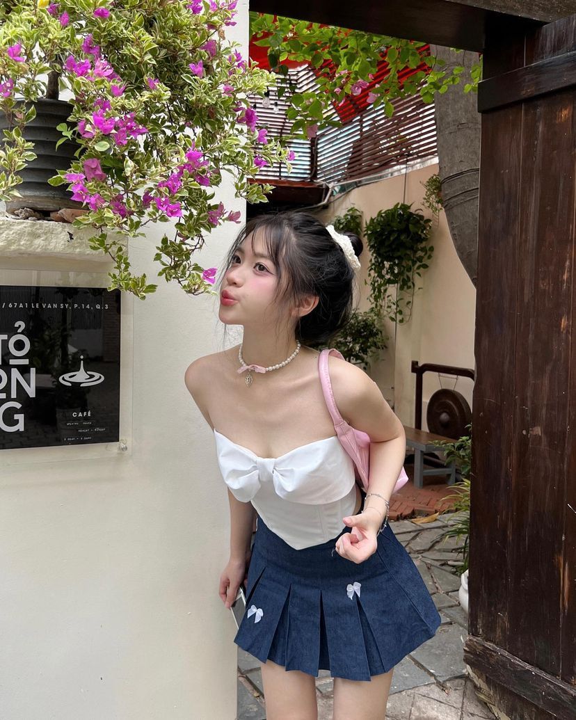 Cô gái trẻ mặc áo hai dây trắng đẹp bên biển