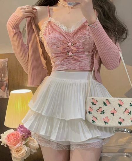 Cô gái trẻ mặc áo hồng với cardigan tím đẹp mắt