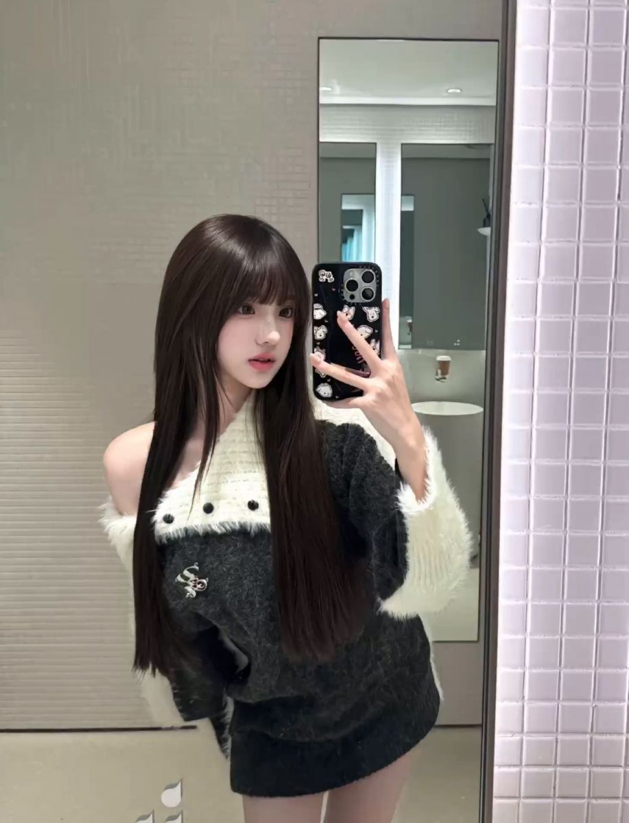 Cô gái trẻ mặc áo len xám đen chụp ảnh selfie đẹp