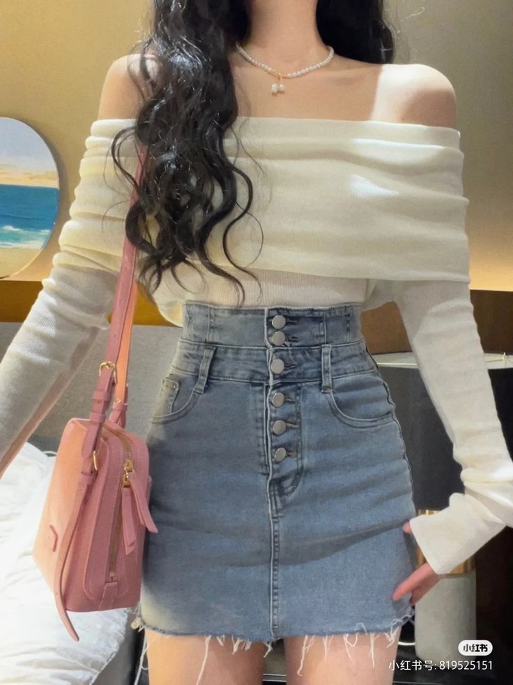 Cô gái trẻ mặc áo ôm và chân váy denim dễ thương