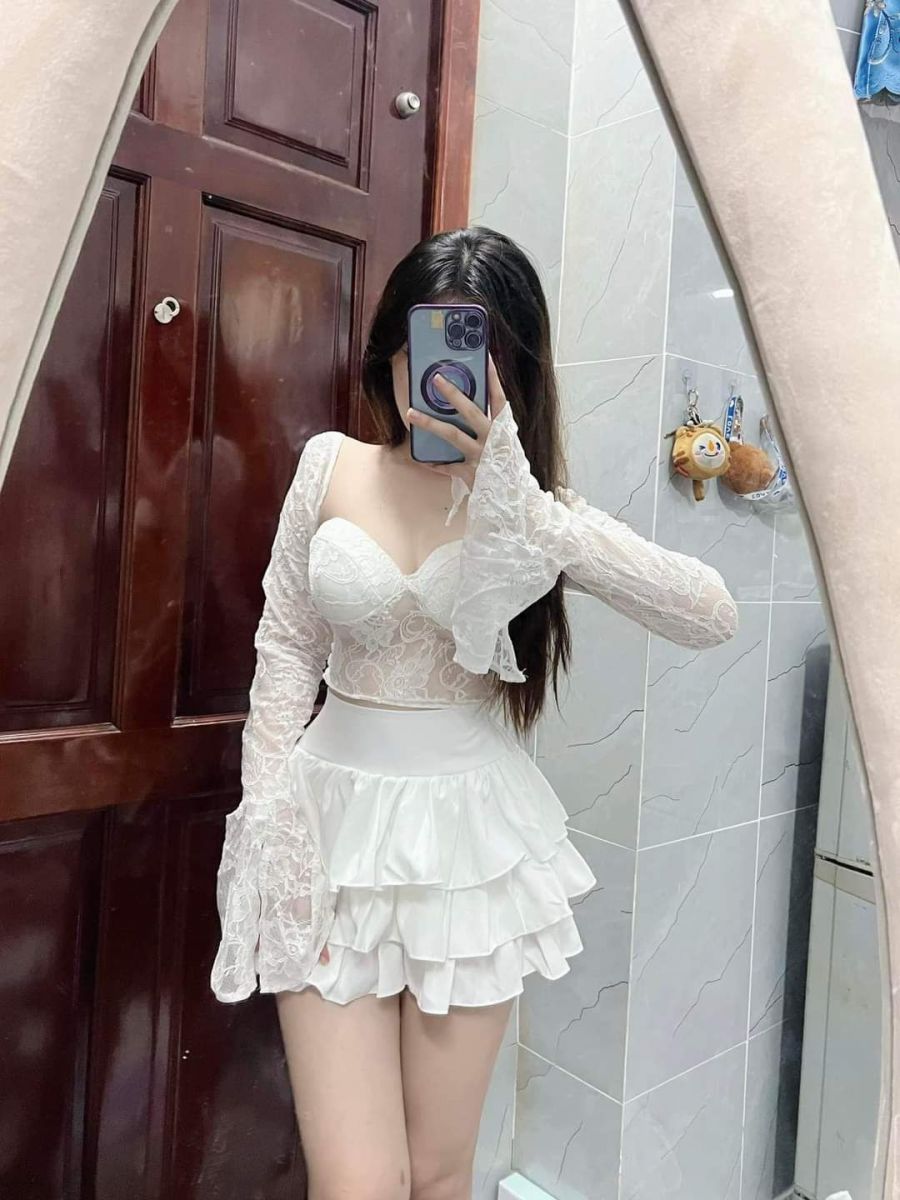Cô gái trẻ mặc áo ren trắng và chân váy xòe xinh đẹp