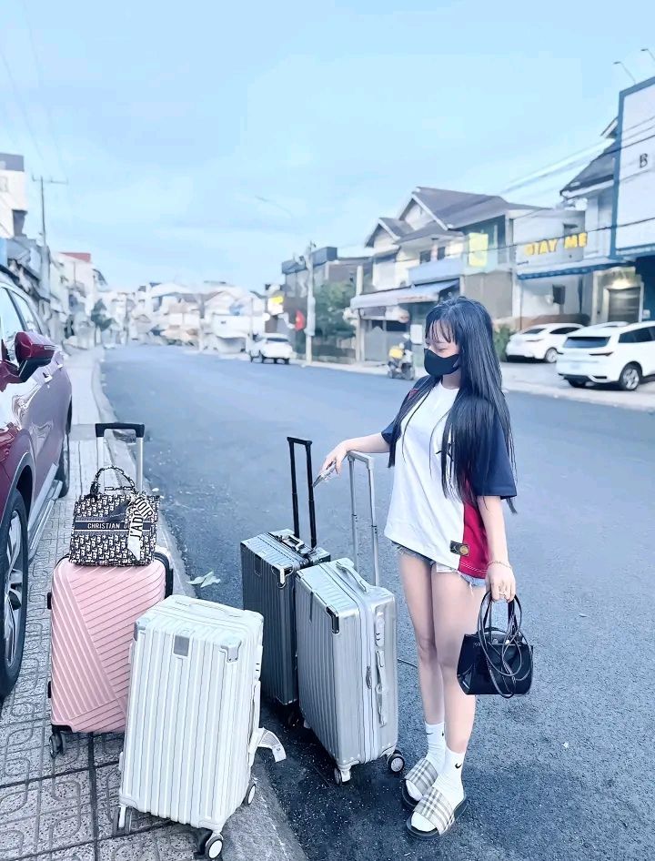 Cô gái trẻ mặc áo thun phối quần short và sandal đẹp