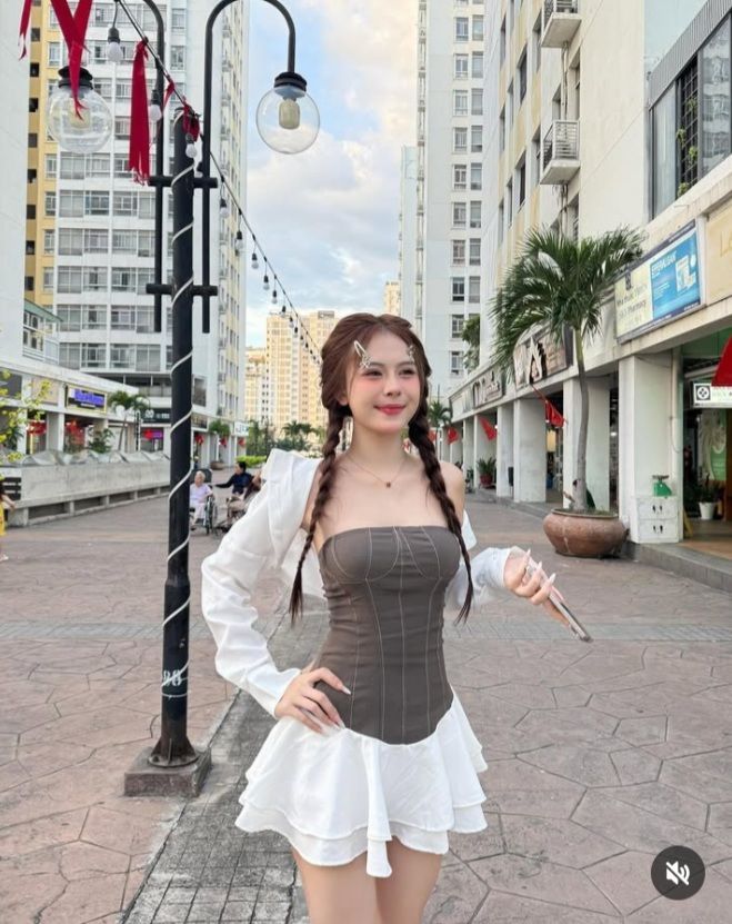Cô gái trẻ mặc đầm ngắn với tay áo dài lẻch dáng