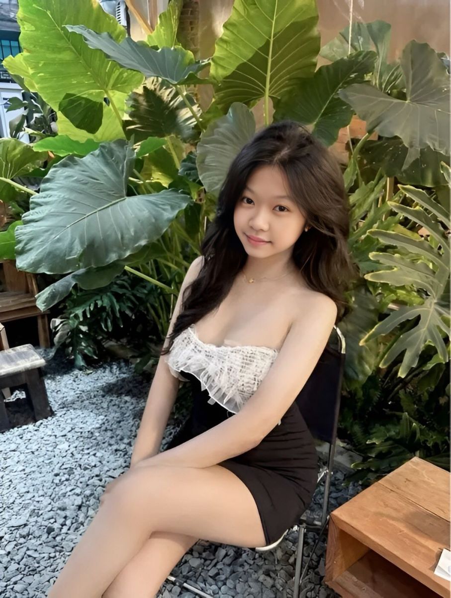 Cô gái trẻ mặc váy ngắn màu đen với chi tiết ren trắng