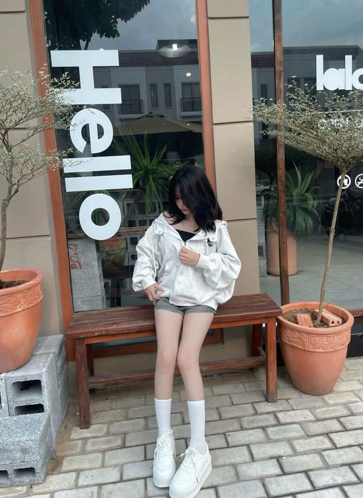 Cô gái trẻ trong bộ trang phục thể thao nổi bật