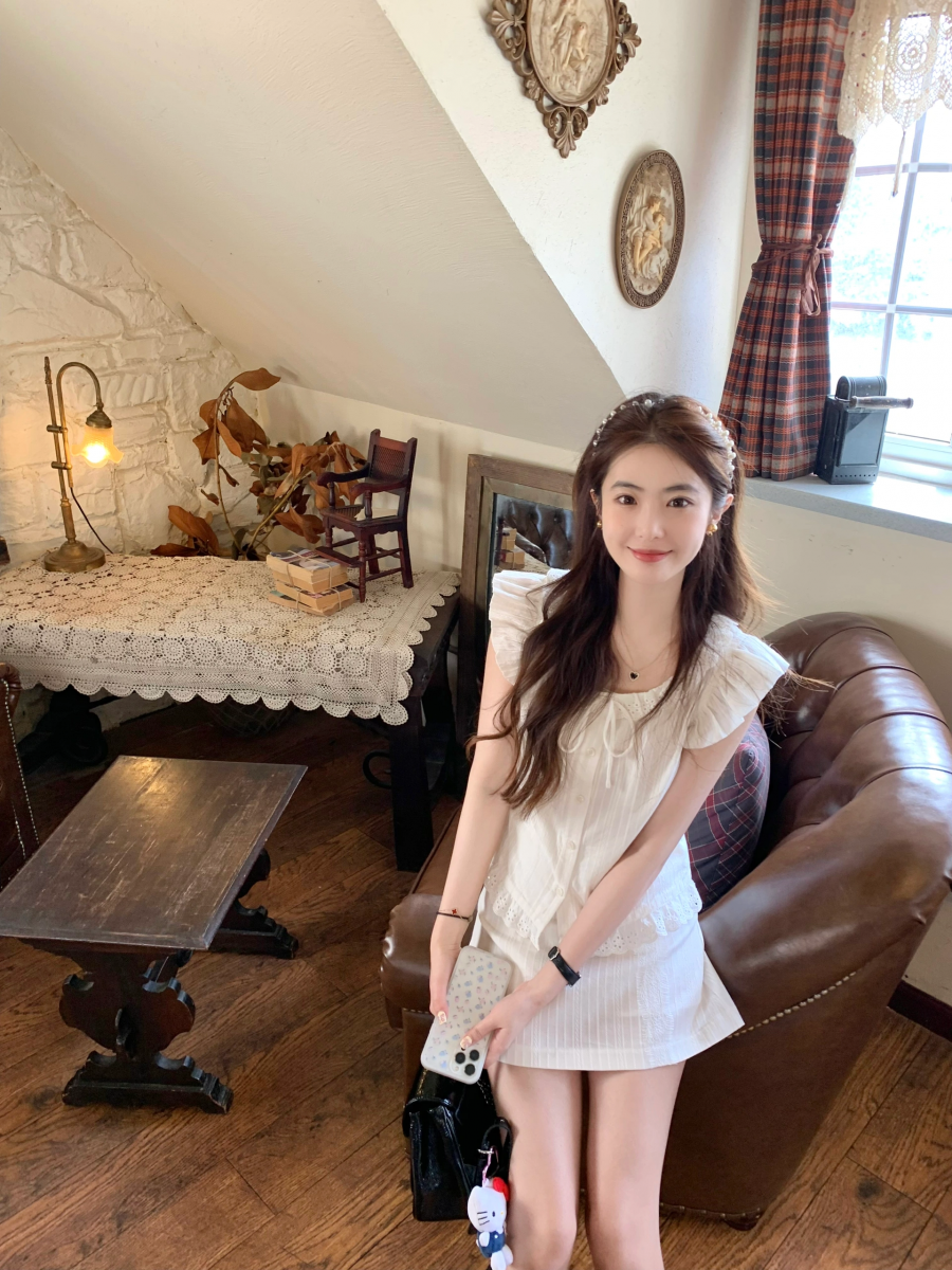 Cô gái trẻ trong không gian ấm cúng với váy trắng