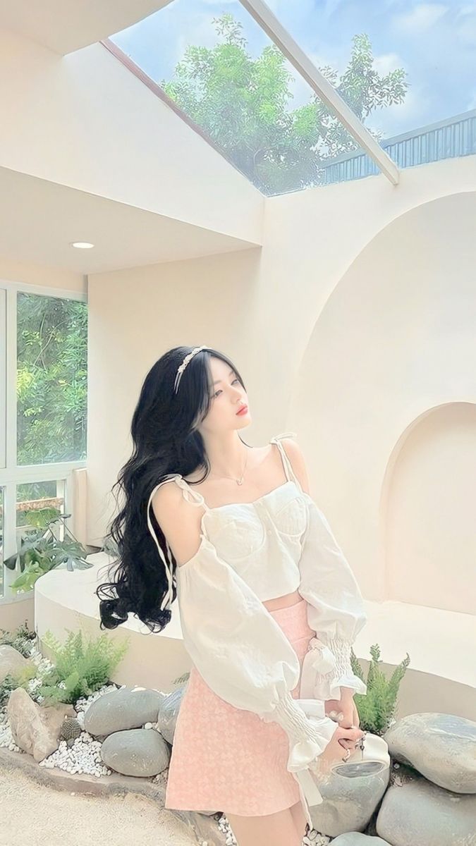 Cô gái trẻ trong không gian sang trọng với áo blouse trắng