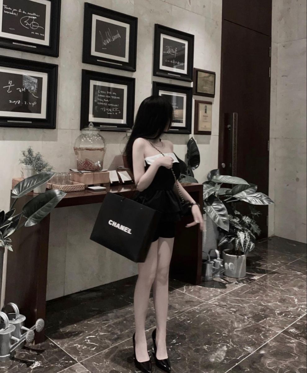 Cô gái trẻ trong không gian sang trọng với áo hai dây đen
