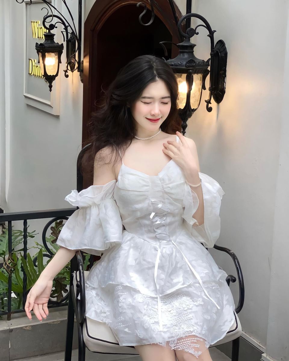 Cô gái trẻ trong không gian trắng cùng áo xòe rộng