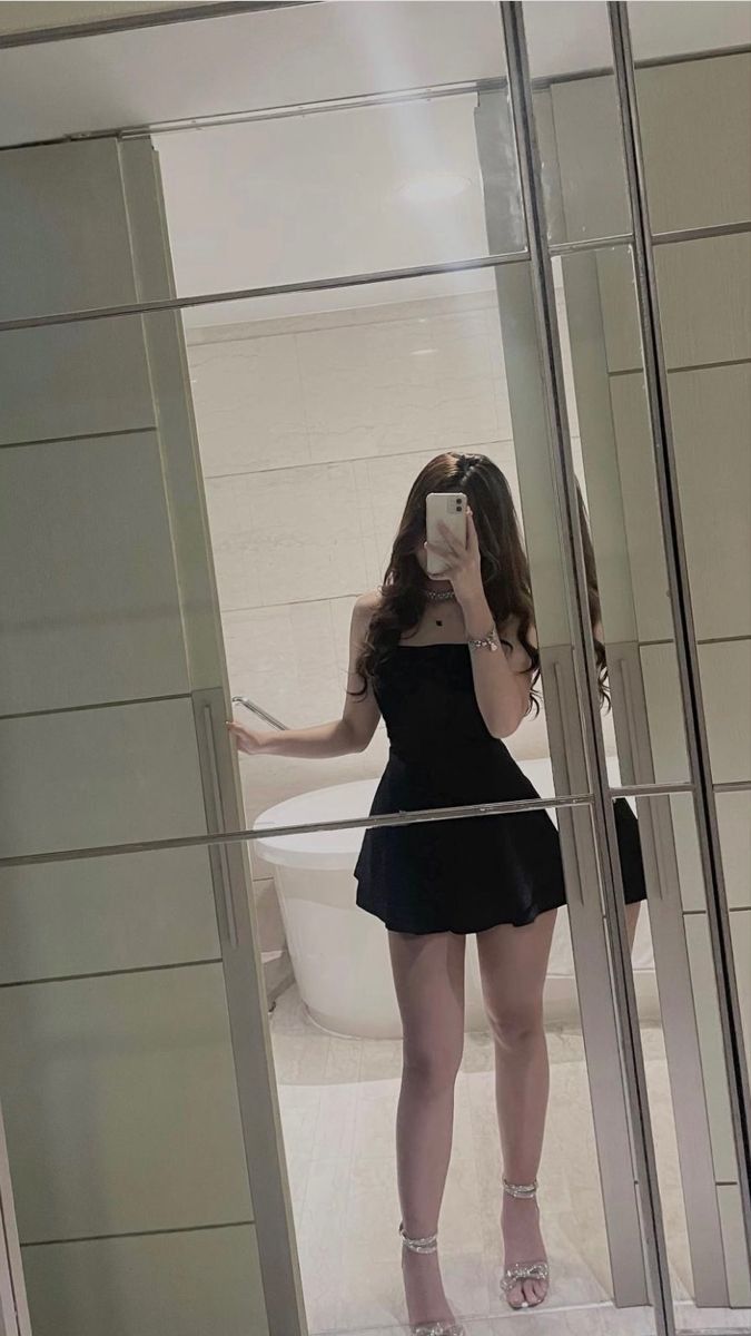 Cô gái trẻ tự tin chụp ảnh selfie trong phòng tắm