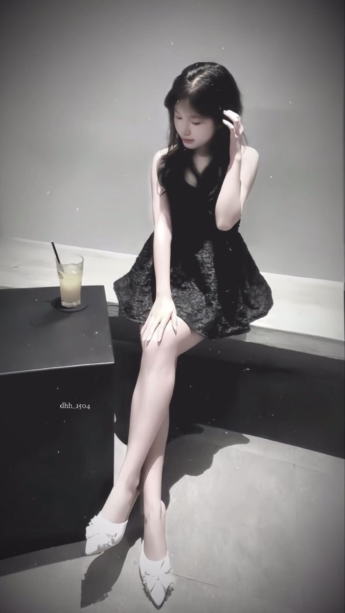 Cô gái trẻ tự tin trong bộ đầm đen tại quán cà phê