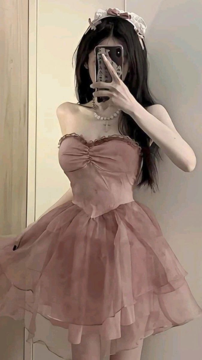Cô gái trẻ tự tin trong chiếc đầm hồng xòe
