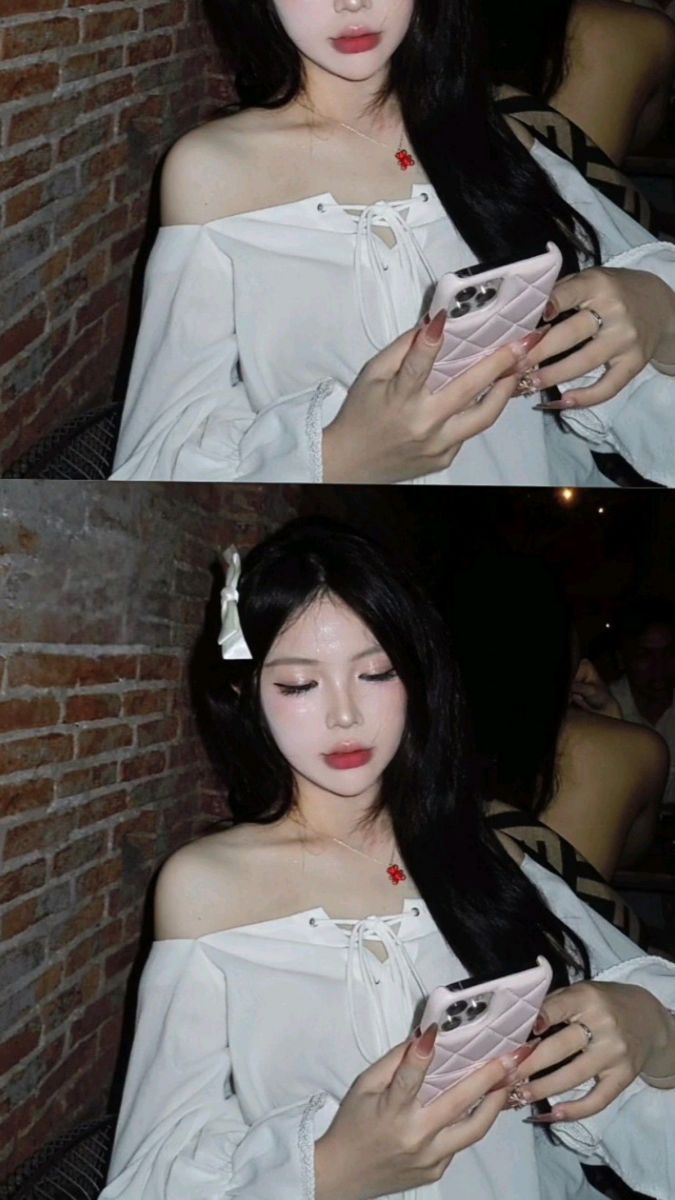 Cô gái trẻ với áo blouse trắng tại quán bar