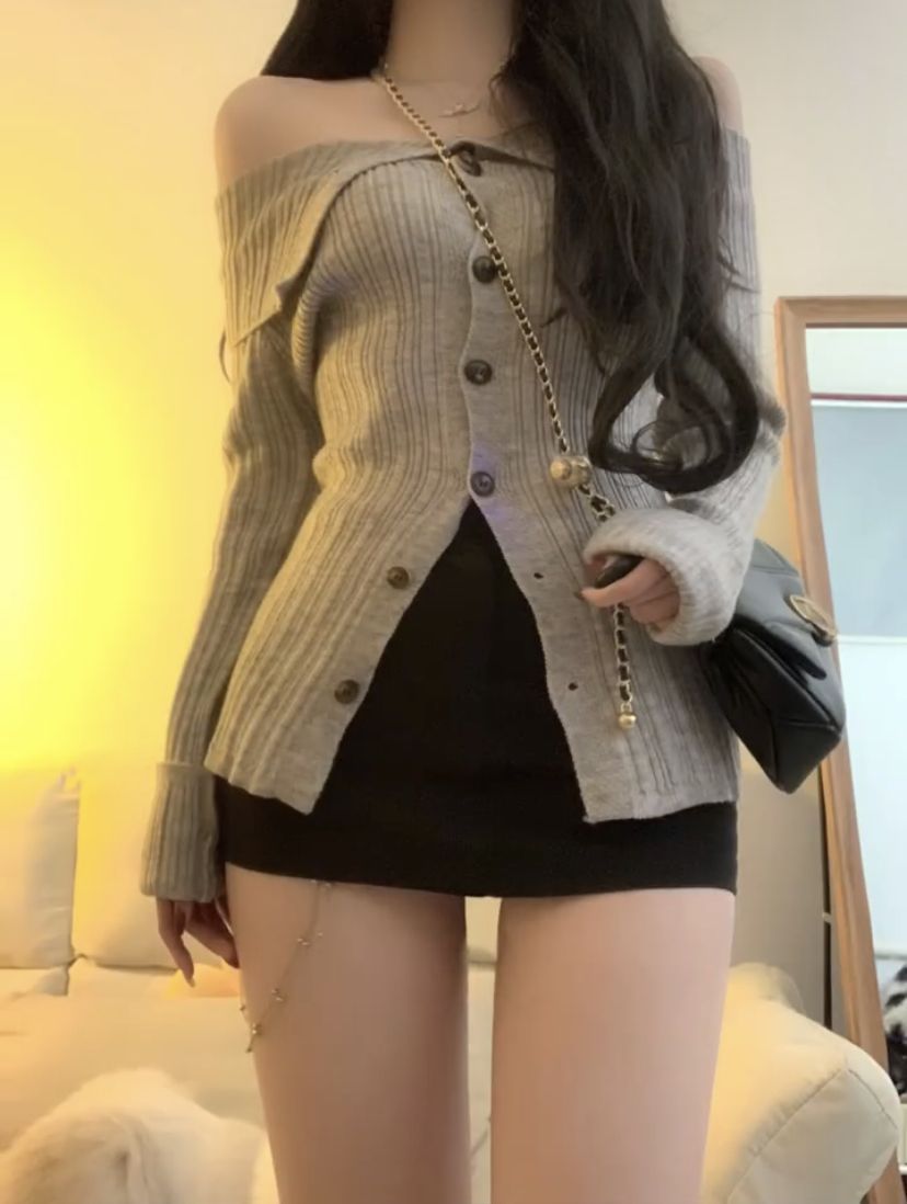 Cô gái trẻ với áo cardigan xám và chân váy ngắn màu đen