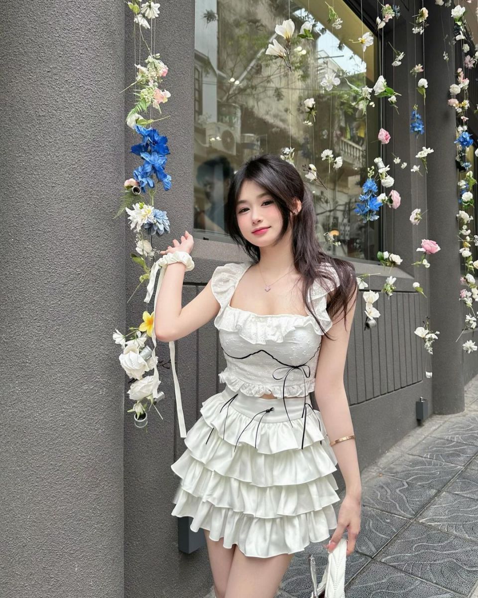 Cô gái trẻ với áo crop top và chân váy xếp tầng xinh đẹp