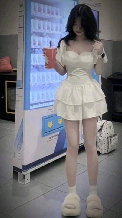 Cô gái trẻ với đầm trắng kiểu peplum đầy cuốn hút