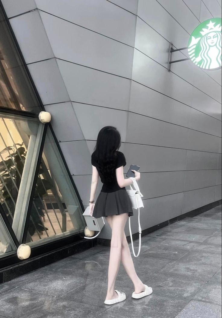 Cô gái trẻ với phong cách thời trang hiện đại trên phố