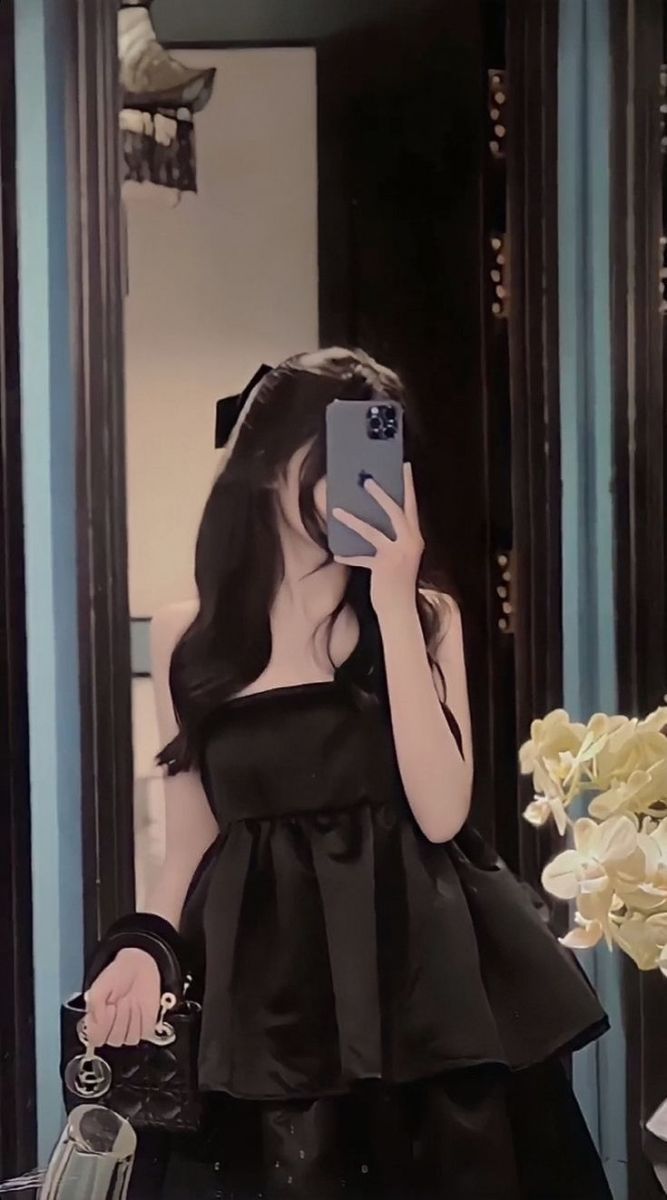 Cô gái trẻ với váy đen xòe chụp ảnh selfie trong không gian sang trọng