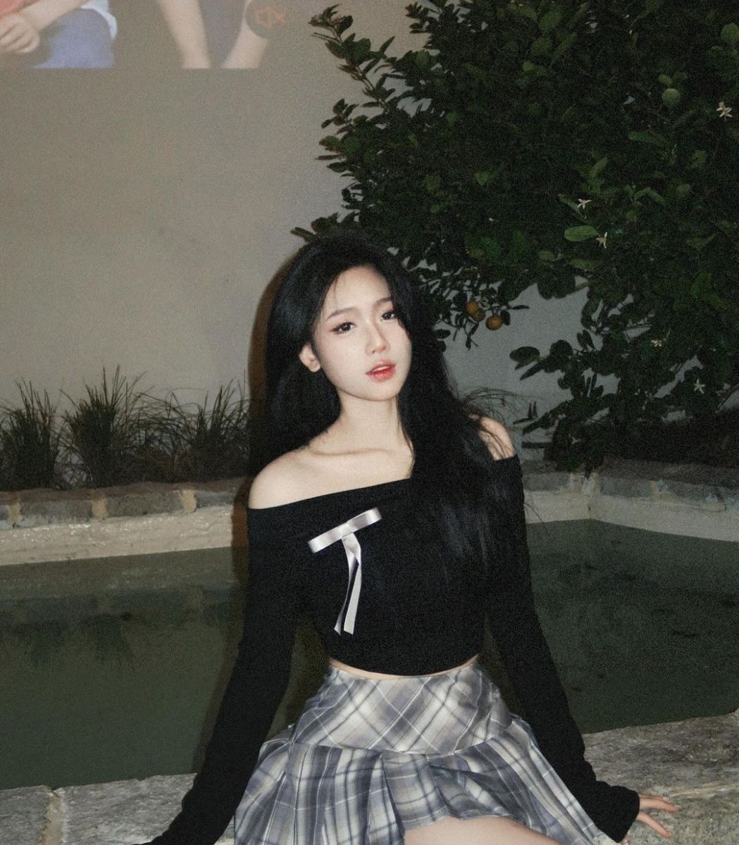 Cô gái trẻ xinh đẹp trong áo crop top màu đen