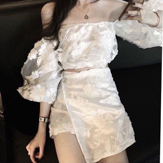 Cô gái trẻ xinh đẹp trong áo crop top và chân váy hoa tươi tắn