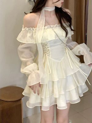 Cô gái trẻ xinh đẹp trong áo dài trắng chụp ảnh trước gương