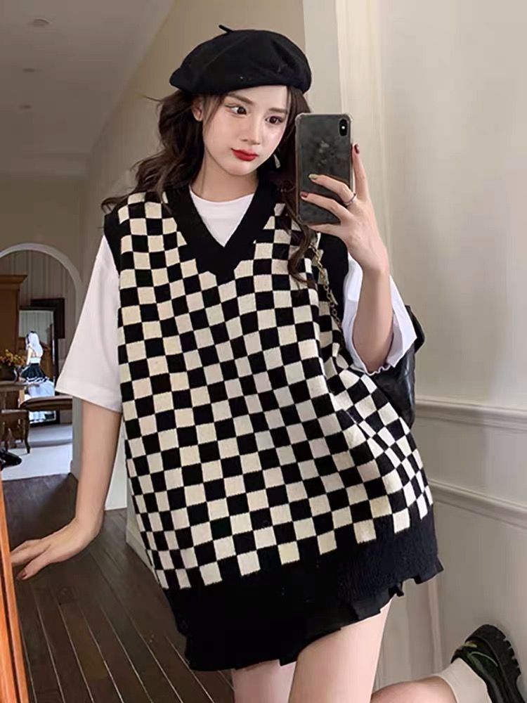 Cô gái trẻ xinh đẹp trong áo dài trắng chụp selfie